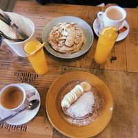 Tortitas veganas con crema de cacahuete, plátano y coco at O Diplomata in Porto
