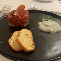 Tatar von Tomaten und Wassermelone mit frittierten Kapern, dazu Brot und Tzaziki at Haus 26 in Weissbriach