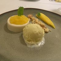 Panacotta mit Mangokompott, Ananaseis und Crumble aus weißer Schokolade und Kokos at Haus 26 in Weissbriach