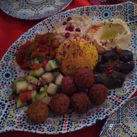 8er Mezze vegan, Gemüseratatouille, Baba Ganoush, Hummus, Weinblätter mit Reis gefüllt, Falafel, marrokanischer Salat und Taboulé in der Mitte, dazu Fladenbrot und Olivenbrot at Barbès Bar in Luzern