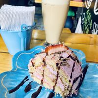 Bizcocho de fresa con latte frío   at Mercy Vegan Food in Bogota