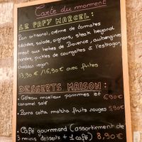 Artisan bread, sun-dried tomato cream, salad, onions, beyond meat steak with Provence herbs, breaded eggplant, zucchini pickles with tarragon, vegan cheddar. Served with fries at Green Gorilla in Montpellier