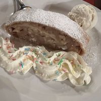 Veganer Apfelstrudel  at Dorfstadl in Fiss