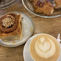 Vegan latte and cinnamon bun at Szklarnia in Krakow