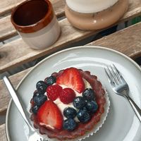 Chai latte and berry tarte at Szklarnia in Krakow