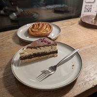 vegan cheesecake and cinnamon bun at Szklarnia in Krakow