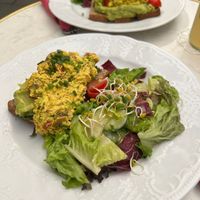 avocado frühstück + veganes rührei at Cafe Jasmin in Munich