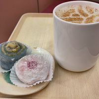 Rose Mochi + Roulé Hazelnuts + Hojichaccino at La Maison du Mochi - Turenne in Paris