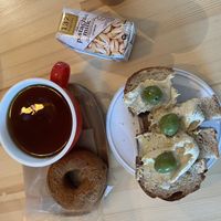 Such a great mostly plant-based place ! Had the best fuelling brunch before snowboarding all day. Quality food, this vegan hummus was amazing, and the brown sugar donut was so good at The Pow Bar Cafe in Niseko