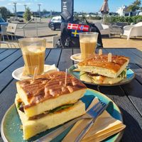 Zalige vegan panini en café latte met havermelk......top! at SOZE in Faaborg