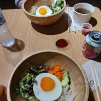 Bibimbap amb kimchi (a baix) i bibimbap amb jabchae (a dalt) at La Picnic in Barcelona