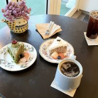 cakes and coffee at Ma Pause in Seoul