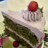 Vegan GF raspberry matcha 🍵 cake- pretty good considering it’s GF VEGAN done rightt  at Ma Pause in Seoul