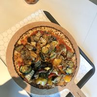 Vegan pinsa with veggies - Eco-friendly bottle of Italian peach iced tea at Papi in White Plains