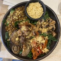 Espinaca, champiñones,berenjena,chiles asados, lentejas crocantes, nutritional yeast y hummus🤌 la mejor ensalada que me he comido en mi vida  at Iom Cocina Plant-Based in Bogota