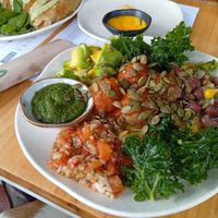 Base de puré de papa, albóndigas vegan, pico de gallo, frijoles, kale, aguacate y semillas de ahuyama, acompañado de salsa pesto at Iom Cocina Plant-Based in Bogota