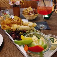 Snackplate for 2 in vegan at Grüner Salon in Dortmund