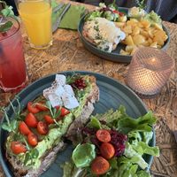 veganes Avocado Toast und im Hintergrund Egg Benedict (leider nicht vegan) 🥑  at Grüner Salon in Dortmund
