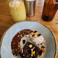Brownie con helado y un snoothie at INA Restaurante in Medellin