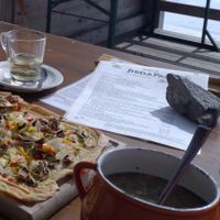 Veganer Flammkuchen und vegane Gerstensuppe mit Räuchertofu at Strela-Pass Restaurant in Davos