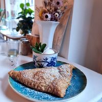 Warm appelflap with icecream at CLO in Antwerpen