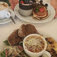 'I can't choose', English breakfast, breakfast bowl, sausage roll 😋 at CLO in Antwerpen