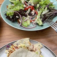 Und Greek salad mit veganem Feta sooooo lecker  at Nourish in Ungasan