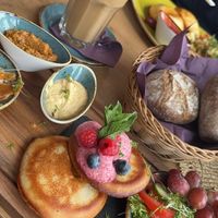 Vegan Basic Brunch. Brote, Aufstriche, Veganer Lachs, Veganer Käse, Datteln im Zucchini Mantel und Pancakes. Sehr lecker!   at Basic Coffee - Oberstadt in Marburg