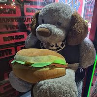 Muito fofo o local, várias fotos de vira latas, comida boa tbm, comemos hambúrguers (são GIGANTES), batata frita com cheddar veg e Bacon veg (muito gostoso) e milk shake de oreo at Vira Latas in Guarulhos