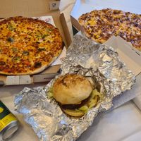 Pizza Vegetariana, Beyond Meat Pizza, Beyond Meat Burger at Pizza Mann in Innsbruck