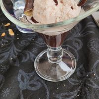 Copa de chocolate con helado de coco y barquillo de chocolate(vegana) at La Olivera in Nueno