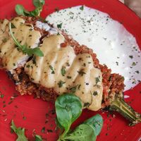 Berenjena rellena de "carne" con alioli de ajo negro (vegetariana) at La Olivera in Nueno