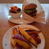 Le Burger est vraiment plus gros en vrai! at NICE in Fukuoka