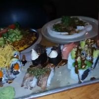 Tabla de sushi con tarta de choclo y... no me acuerdo qué es lo otro. Pero todo riquisimo. at Let it V - plant based in Buenos Aires