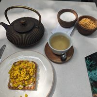 Tostada egg-tofu y té at Let it V - plant based in Buenos Aires