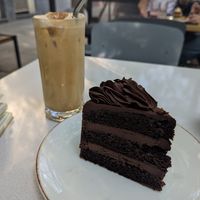 Torta Matilda y iced latte at Let it V - plant based in Buenos Aires
