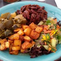 22 July 2020: Fiery cowboy beans, zucchini vegetables, diced potatoes, salad (translated with DeepL) | Feurige Cowboybohnen, Zucchinigemüse, Kartoffelwürfel, Salat | https://www.facebook.com/valea.regensburg/photos/a.155995775868886/223620459106417 at Valea in Regensburg