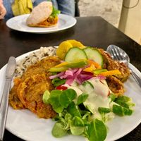Box selectie naar keuze: rijst met pom en salade en topping van tempeh, banaan en special die dag was gevulde sopropo (aanrader). at Yemaya's Vegan Corner in Amsterdam