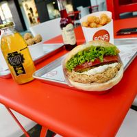 Cuando el antojo ataca, este combo es una gran opción. 🤤🍔🍟🥤 at Goy's Plant-Based Burgers - Álvaro Obregón in Mexico City