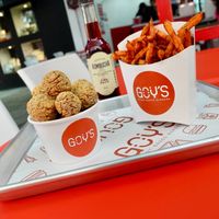 ¿Un combo que no puede faltar? Nuestras Poyo Bites, papas camote y una Austin Kombucha, lo hacen perfecto. 🤤❤️ at Goy's Plant-Based Burgers - Álvaro Obregón in Mexico City