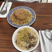 Eiernudeln mit vegetarischem Fleisch (hinten) und vegane Sesamnudeln (vorne)  at Yī Yuán ShíTáng 一緣食堂  in Kaohsiung