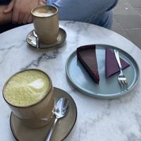 matcha latte w/ vegan choclate cake 🍫  at Holy Nosh Deli in Kassel