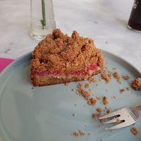 Vegan Spelt-Raspberry-Crumble-Cake at Holy Nosh Deli in Kassel