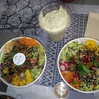 poke bowls and smoothie (avocado, dattes and coconut milk) at Mama Hilo in Clichy