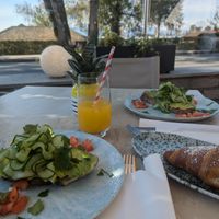 Avocado Brot, veganes Croissant, frischer Orangensaft at Green Foods in Seebruck