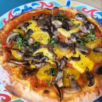 Pizza con plátano at Dulcinea Café Vintage in Cali