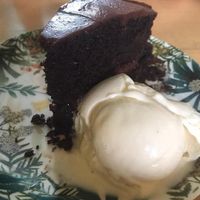 Torta vegana de chocolate con fresas de almíbar y helado de vainilla vegano  at Dulcinea Café Vintage in Cali