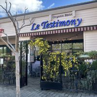 Outside - darling courtyard   at Le Testimony in Redding