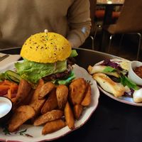 Entrate y primer plato at L'Embuscade in Paris