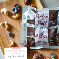 VEGAN PROTEIN BALLS composed of : Roasted Cashew, Date, Oatmeal, Walnut, Dark Chocolate 70%, Isolate Soya protein, Cinamon, Ginger .
These are available in most gyms around Bali at Fit Bowl Bali in Kuta